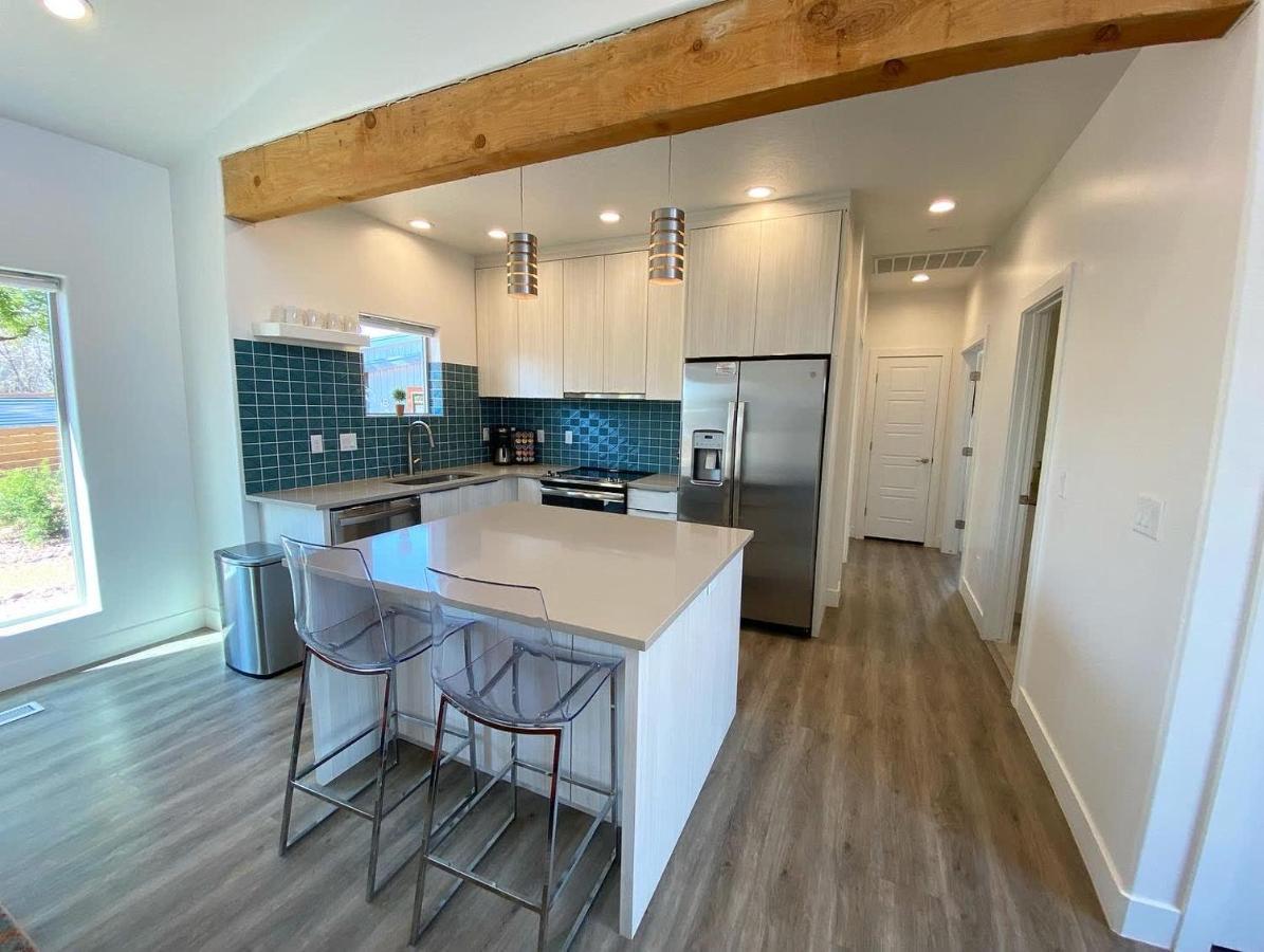 Timber & Tin D 2Bed 2Bath W Pool & Rooftop Deck 커내브 외부 사진